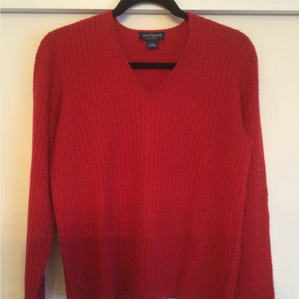 EUC Ann Taylor red cashmere v-neck cable sweater. Size Large.